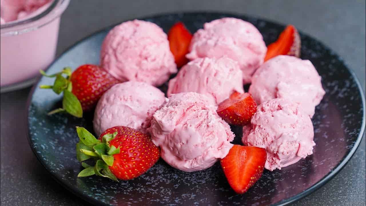 بستنی توت فرنگی سالم تهیه شده از مواد اولیه تازه